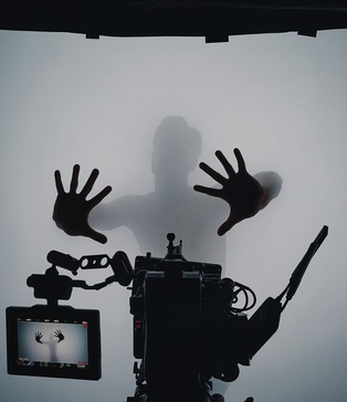 Використання-скла-для-спецефектів-у-кіно-оренда-чорного-павільйону-для-зйомок-кліпа-Київ-