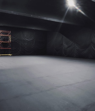 оренда чорного павільйону Київ | павільйон для fashion-зйомок