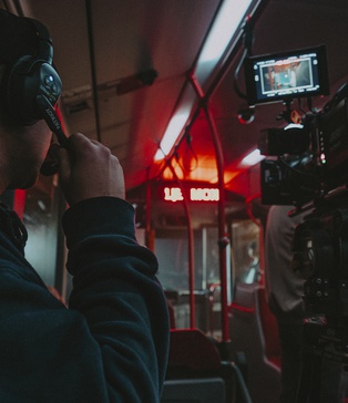 Музиканти та звукорежисери створюють атмосферу для ролика COOSH