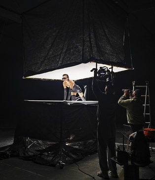 оренда чорного павільйону Київ | павільйон для fashion-зйомок | павільйон для кліпів Київ | павільйон зі штучним дощем | павільйон для автомобільних зйомок | локація для зйомок авто |