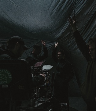 Монтаж чорної тканини на риг — студійна зйомка з динамікою, softbox освітлення, SP Studio Київ