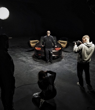 Чорний павільйон для зйомок | павільйон для автомобільних зйомок | локація для зйомок авто |