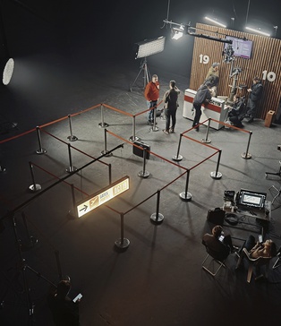 Команда на майданчику — знімальний павільйон Київ, технічний бекстейдж, Arri SkyPanel