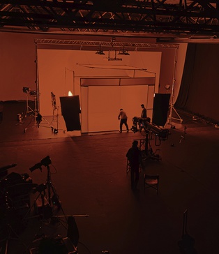 Backstage зйомки кліпу Dannisha — оператори, світло, техніка, червоне освітлення у павільйоні SP Studio