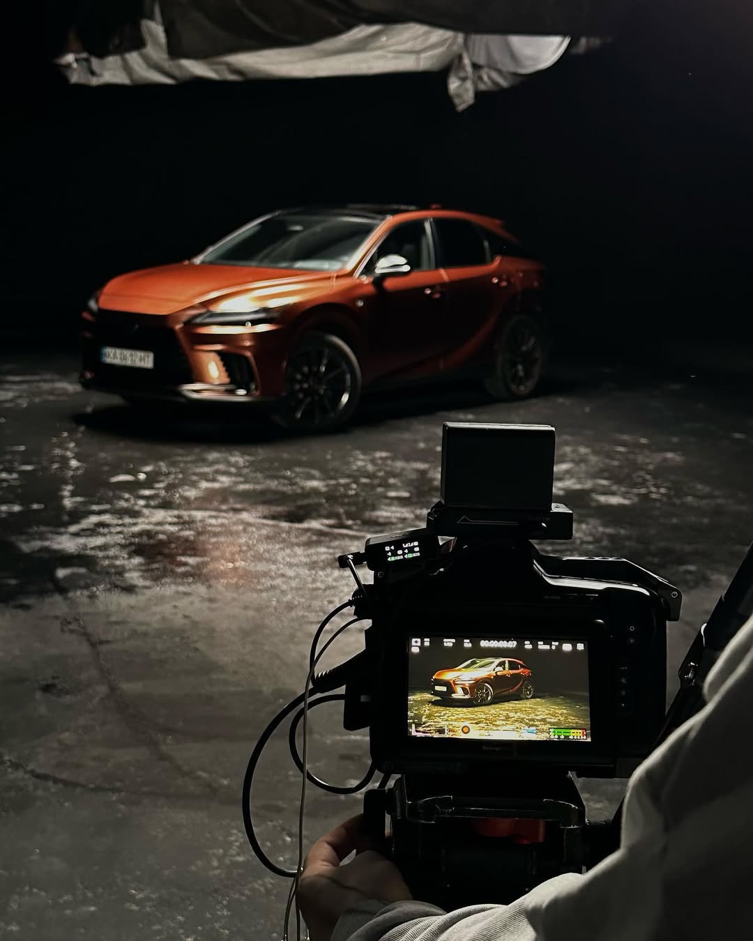 Якісний контент для YouTube: зйомка авто на чорному фоні