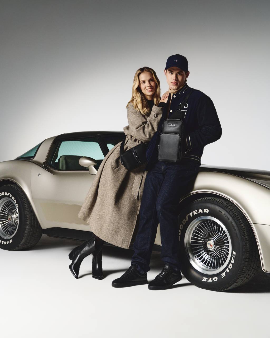 Де-знімають-рекламу-автомобілів-на-білій-циклорамі-ARRI-SkyPanel-S60-C-Background-Wash-for-Infinite-White-Effect