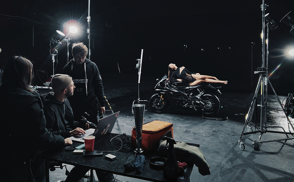 Локація для зйомок авто та мото Київ: найбільший чорний павільйон SP Studio