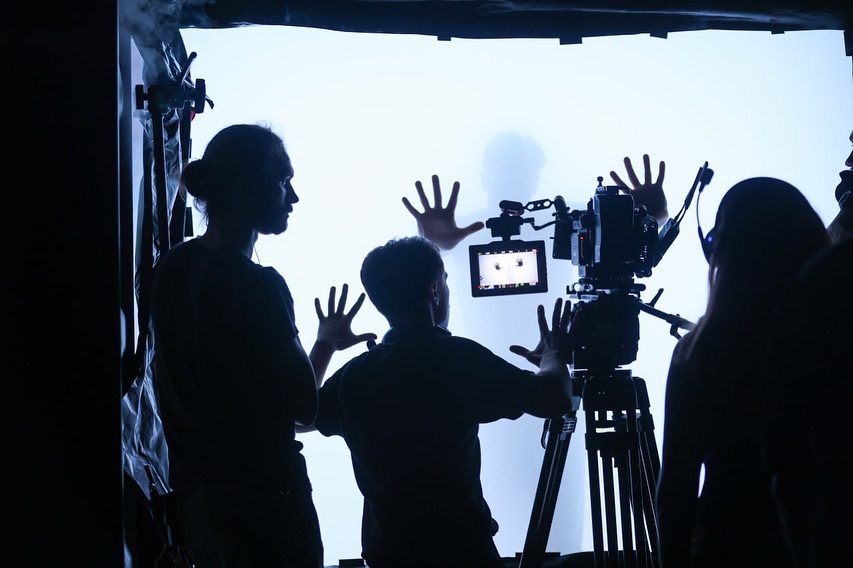 зйомка-масштабного-кліпу-в-Києві-чорна-студія-оренда-Київ-Ілля-Михайлусь-оператор-локація-де-знімають-кліпи-в-Києві