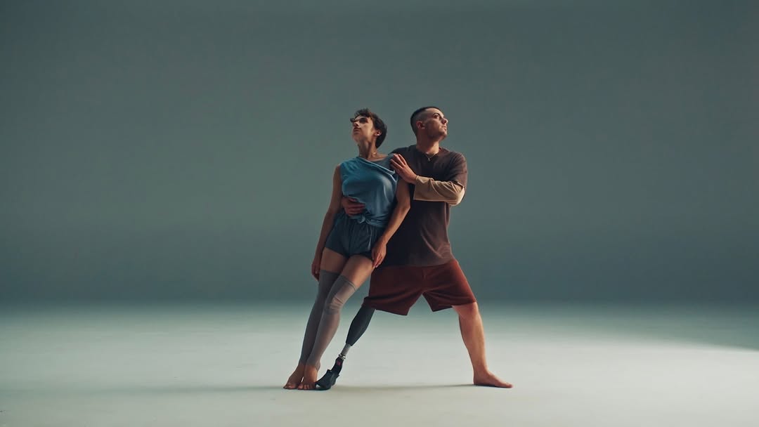 зйомка танцювального кліпу на білій циклорамі з краном