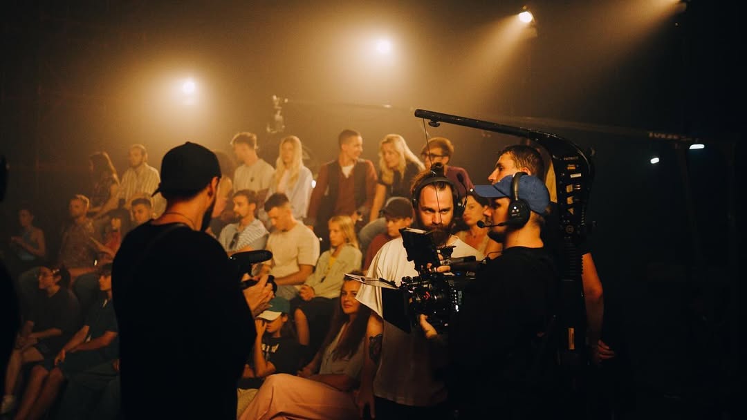 зйомка кліпу у павільйоні Київ, декоративна сцена, студійне світло