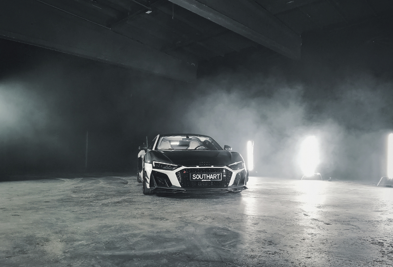 Професійна локація для зйомок авто Київ: павільйон з чорним фоном та заїздом