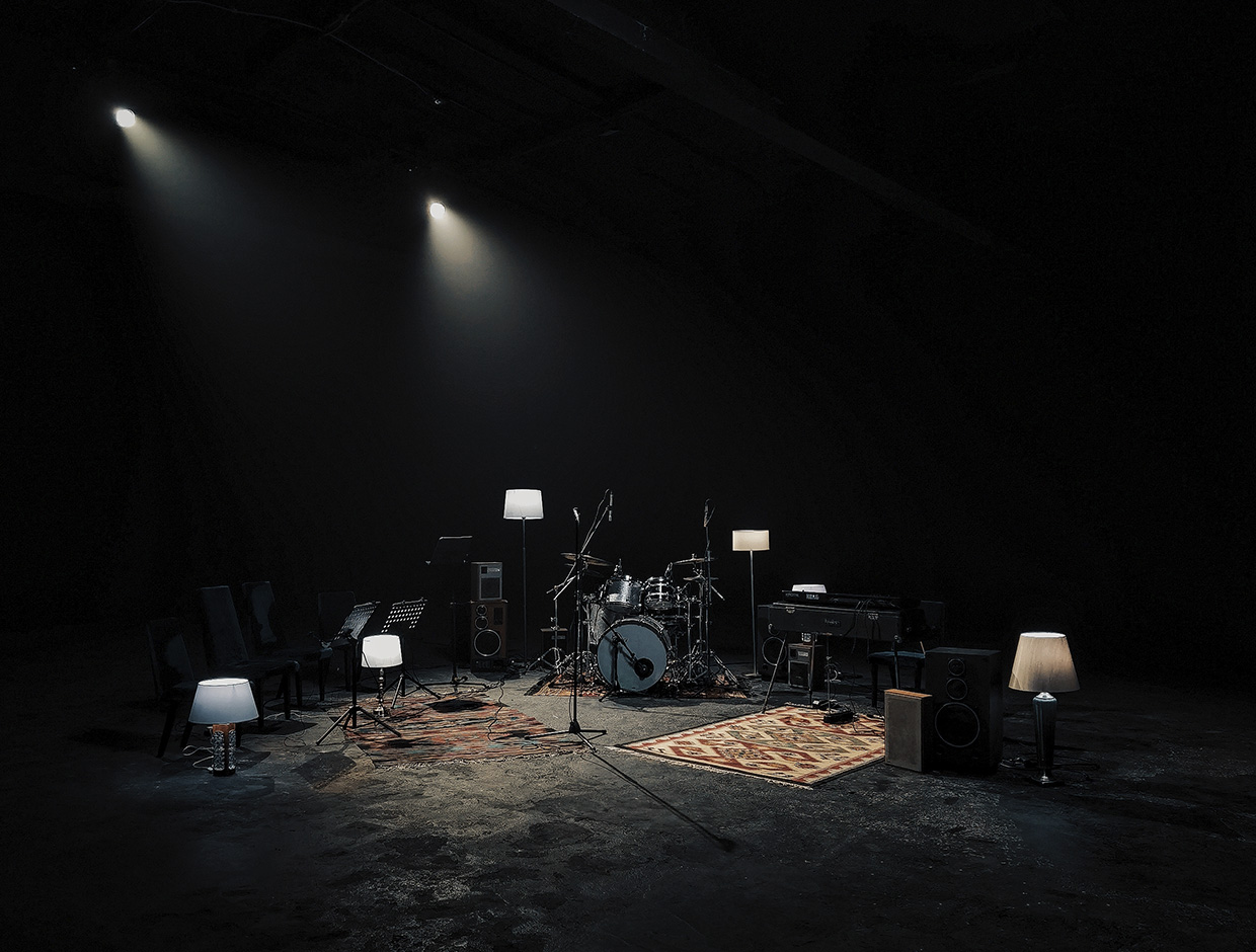 Студія-для-зйомки-кліпа-режисер-Oleksandr-Hirchenko-оренда-чорної-циклорами-для-зйомок