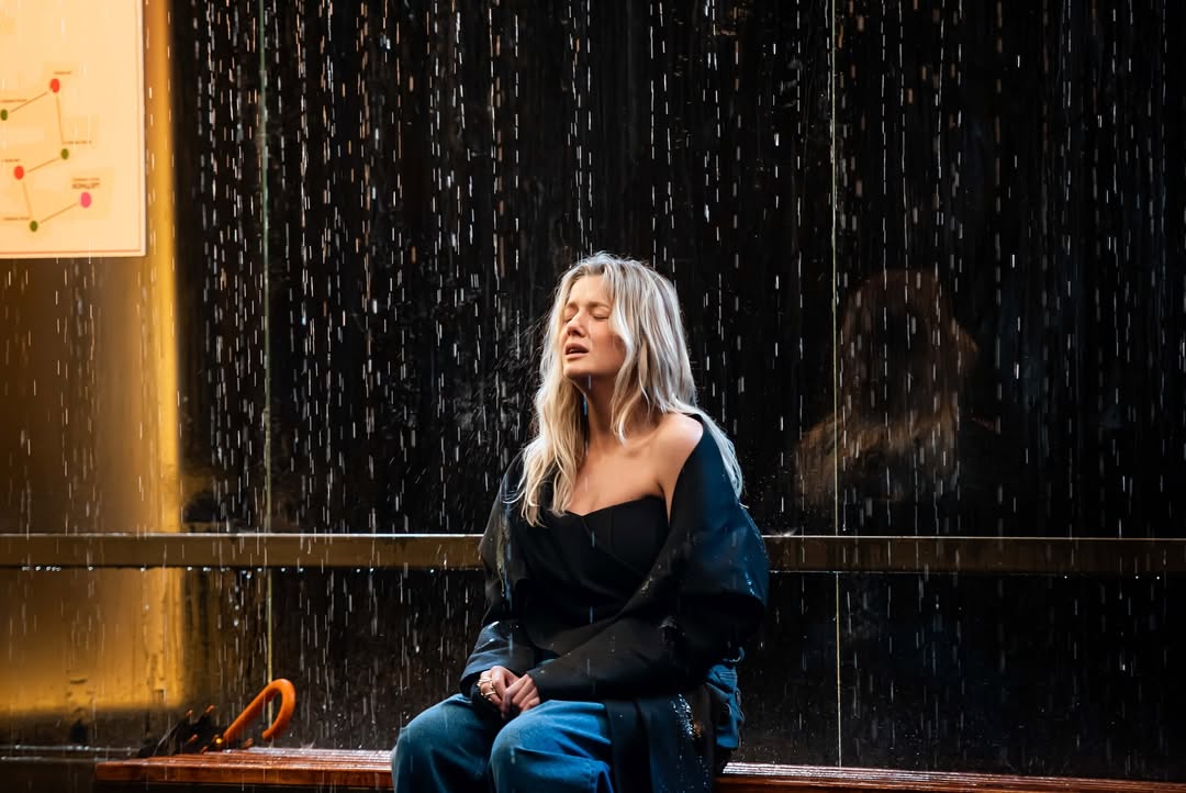 Артистка KOLA у кліпі Міліметр: приклад використання Rain Effect у чорному павільйоні