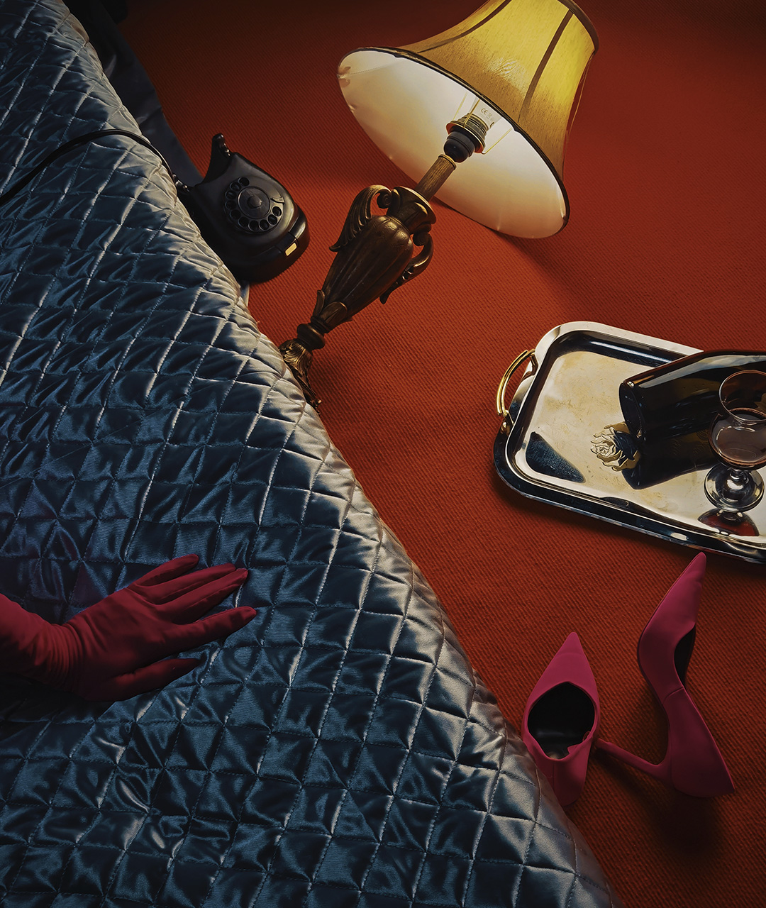 Сет-дизайн для зйомок у басейні в чорному павільйоні