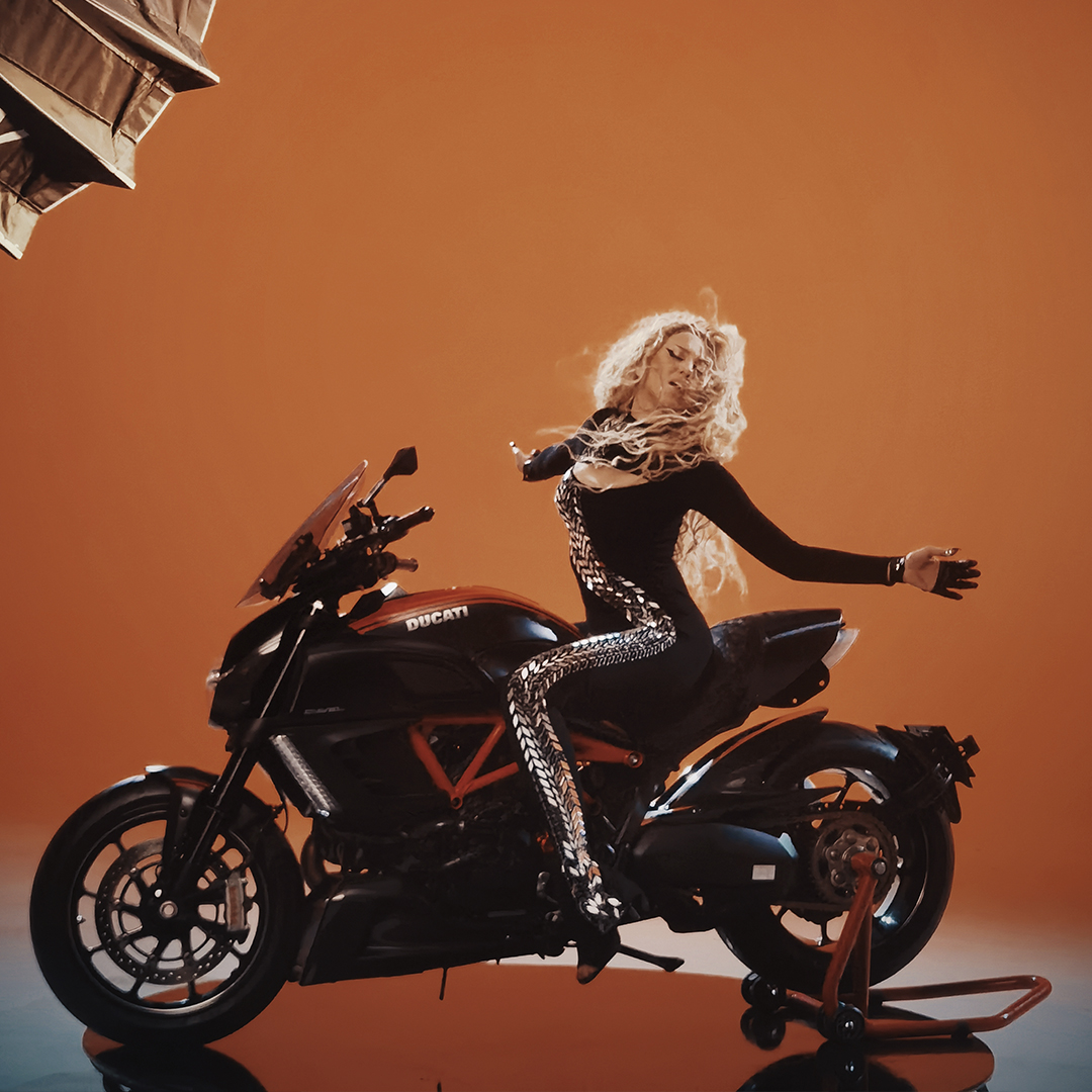 Зйомка мотоцикла Ducati Diavel на поворотній платформі в павільйоні STAGE 3 Darkness