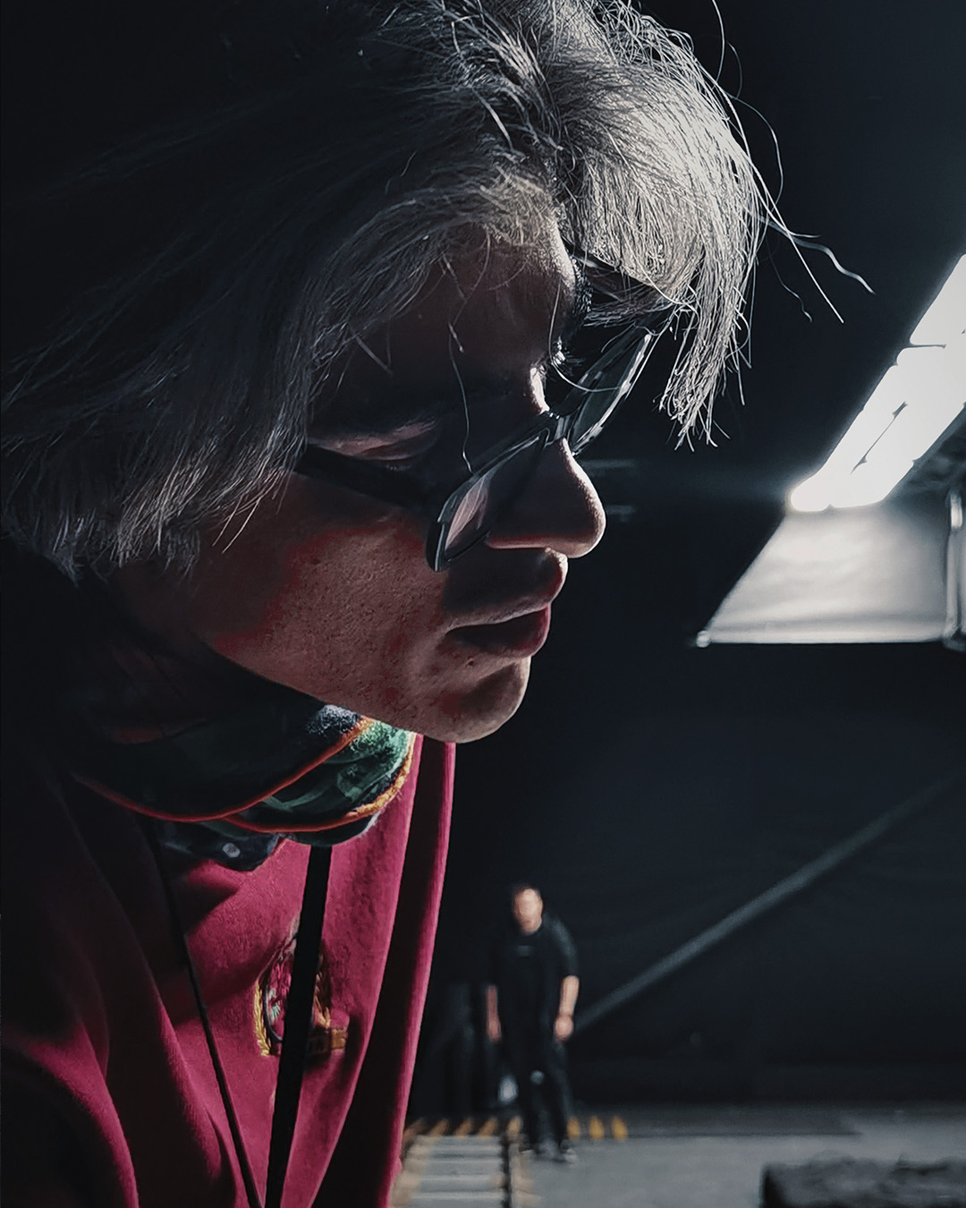 Режисер-INDY-HAIT-зйомка-реклами-на-білій-циклорамі-SKVOT-Anatolii-Sachivko-креативна-школа-Київ