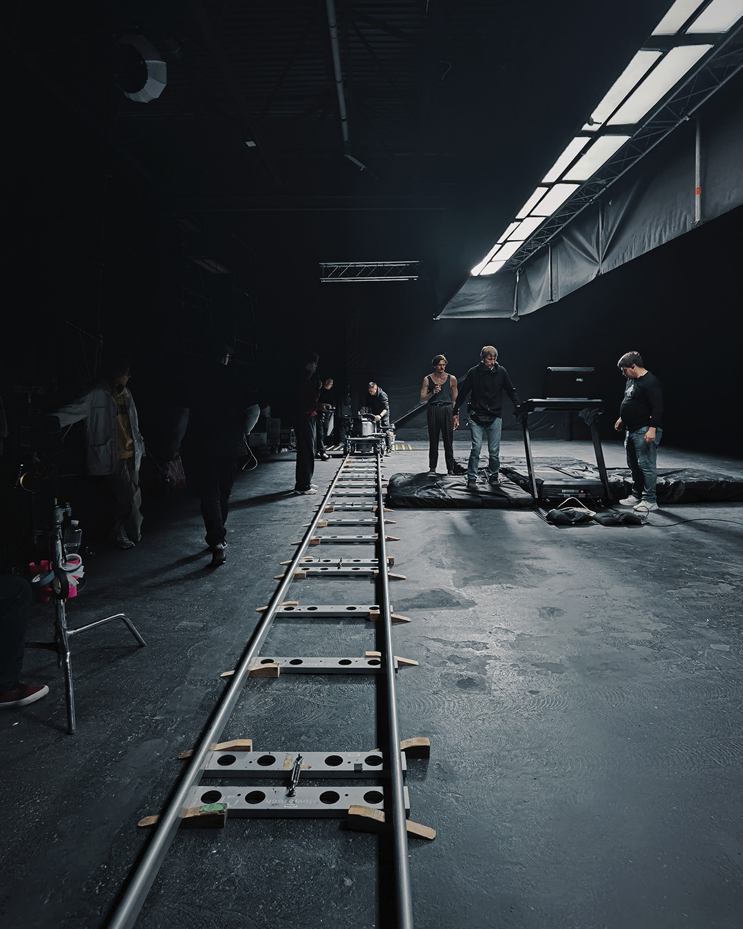 Magnum-Dolly-та-RRI-SkyPanel-S60-в-чорному-павільйоні-зйомка-реклами-SKVOT-режисер-Інді-Хайт-актор-Анатолій Сачівко