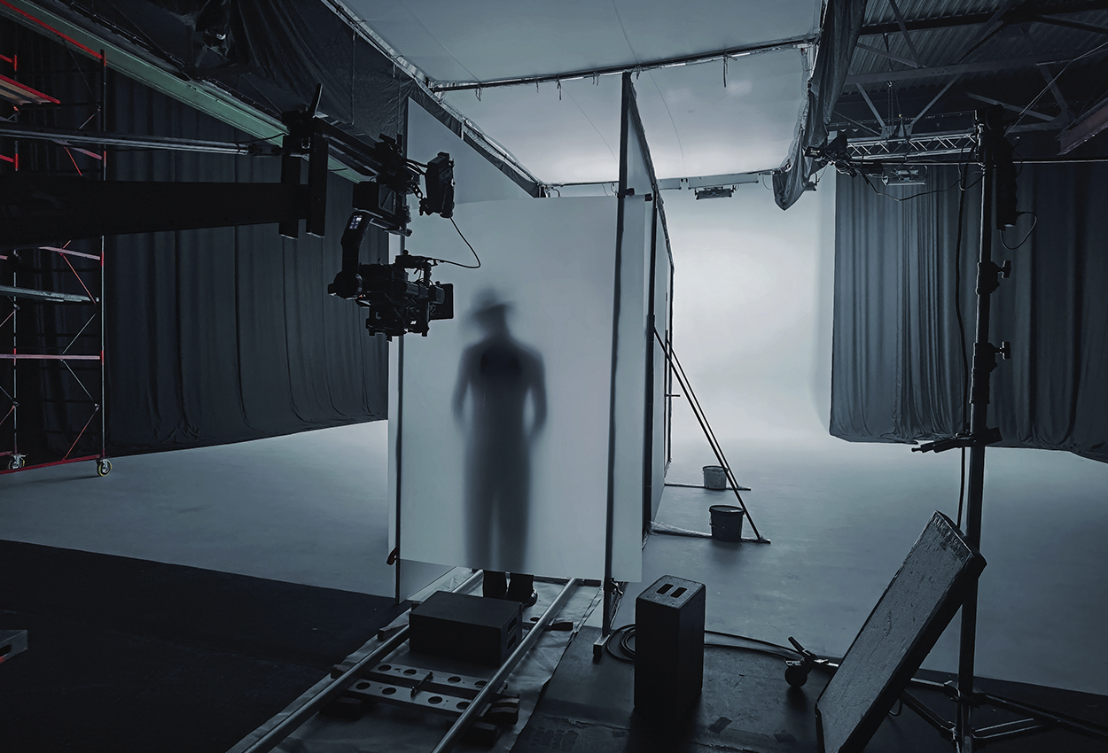 Max-Barskih-зйомка-кліпу-зі-склом-Алан-Бадоєв-продюсер-зйомки-нового-кліпу-на-білій-циклорамі-Юрій-Свиридов-Smart-Glass-PDLC-White-Background-Shooting-Effect