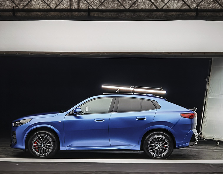 Зйомка-автомобіля-в-фото-студії-BMW-Ukraine-Softbox-BMW-iX2-студія-для-автомобіля-в-Києві