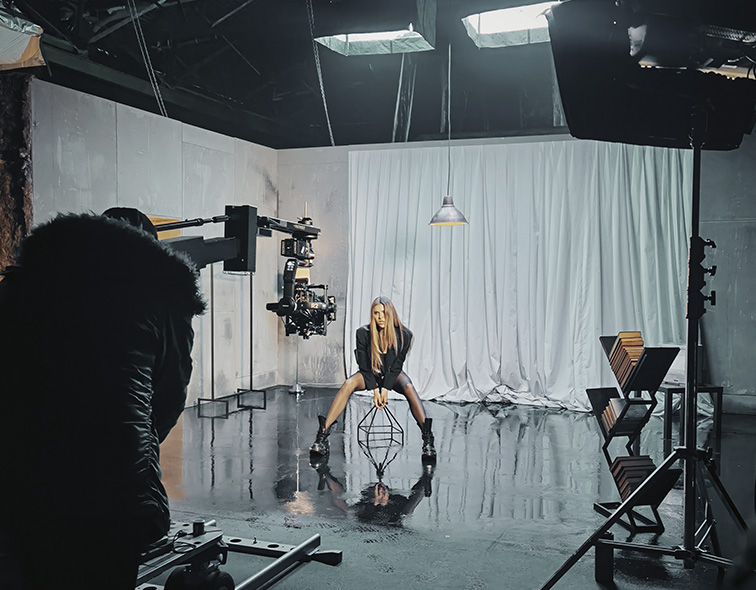 Інтер'єрні декорації забудова під ключ Stage 3 Darkness | велика чорна студія для зйомок кліпів | режисер Антон Пожидаєв