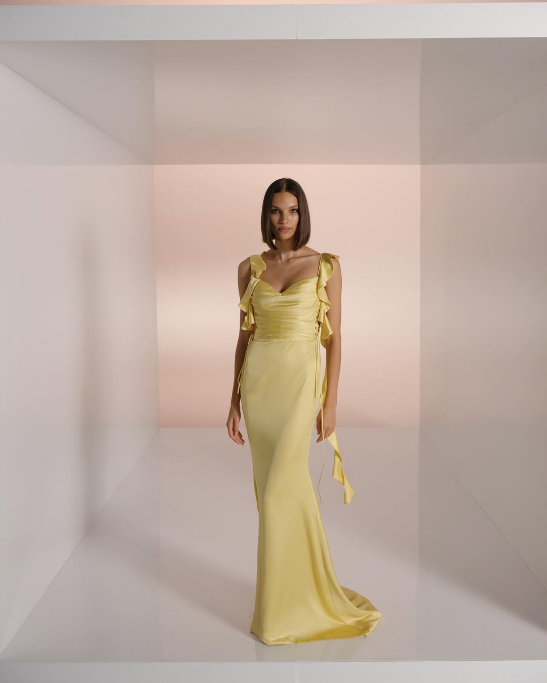 глянцевий куб та професійне світло для fashion-індустрії