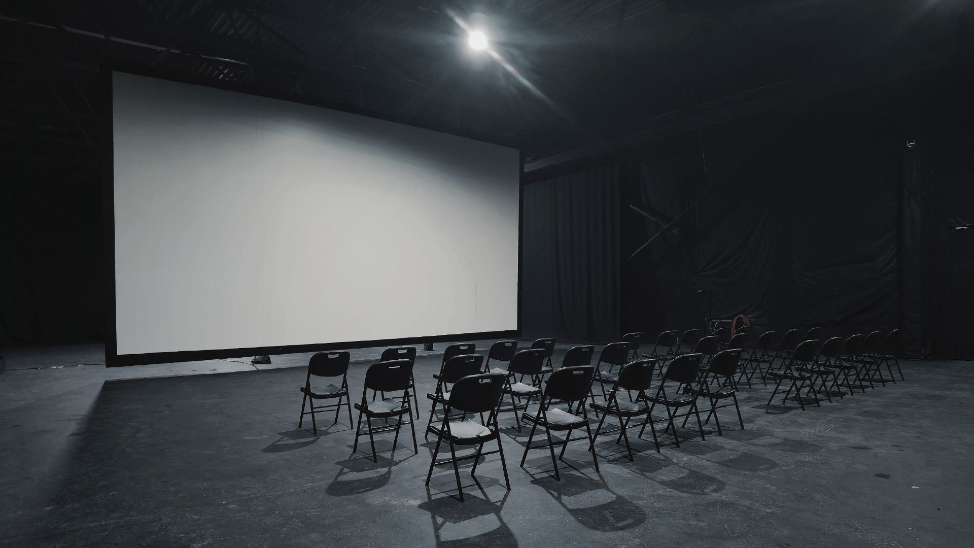 Масштабний знімальний майданчик з інтегрованим екраном