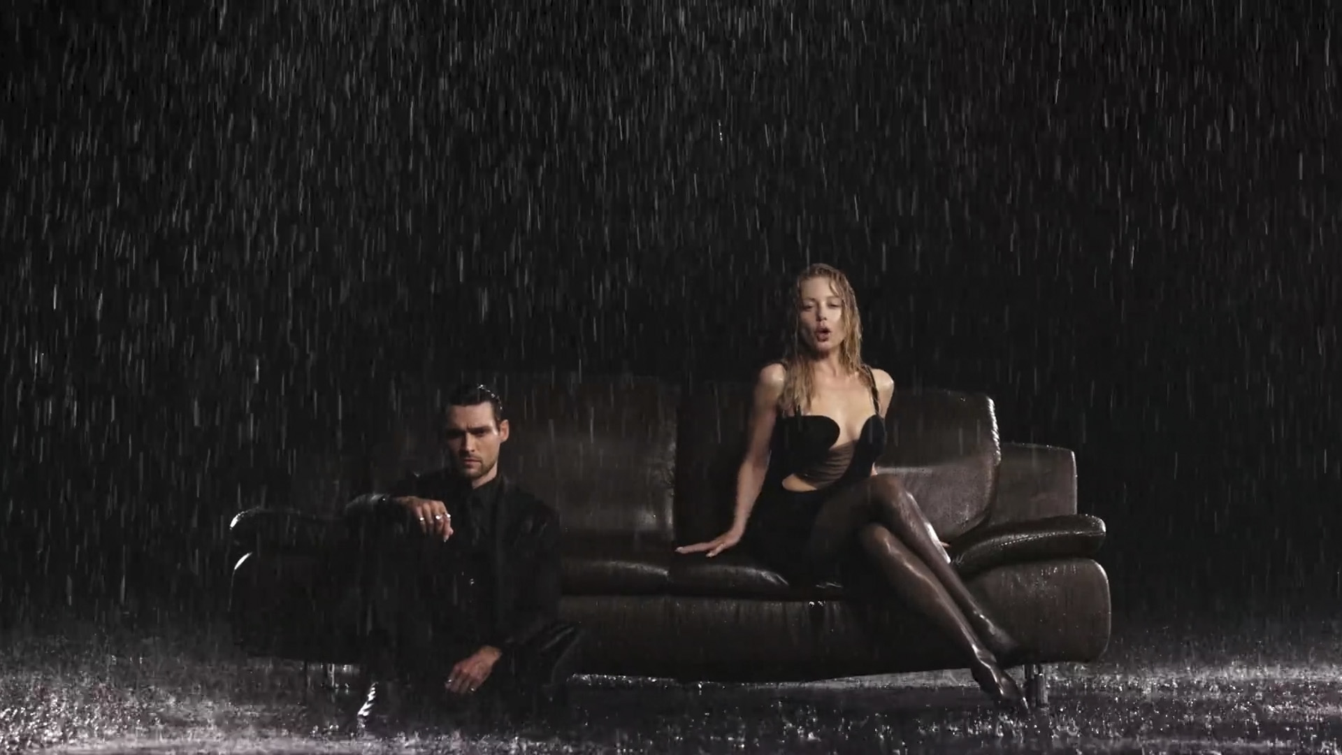 зйомка кліпів з водою | павільйон з басейном київ | зйомка з водою Київ | знімальний павільйон київ |  теплий дощ для зйомок в студії