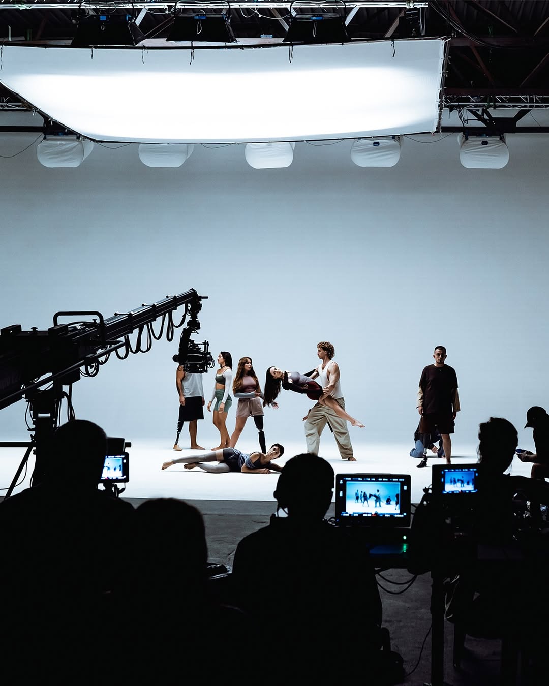 професійна біла циклорама для масштабних зйомок Київ Оренда