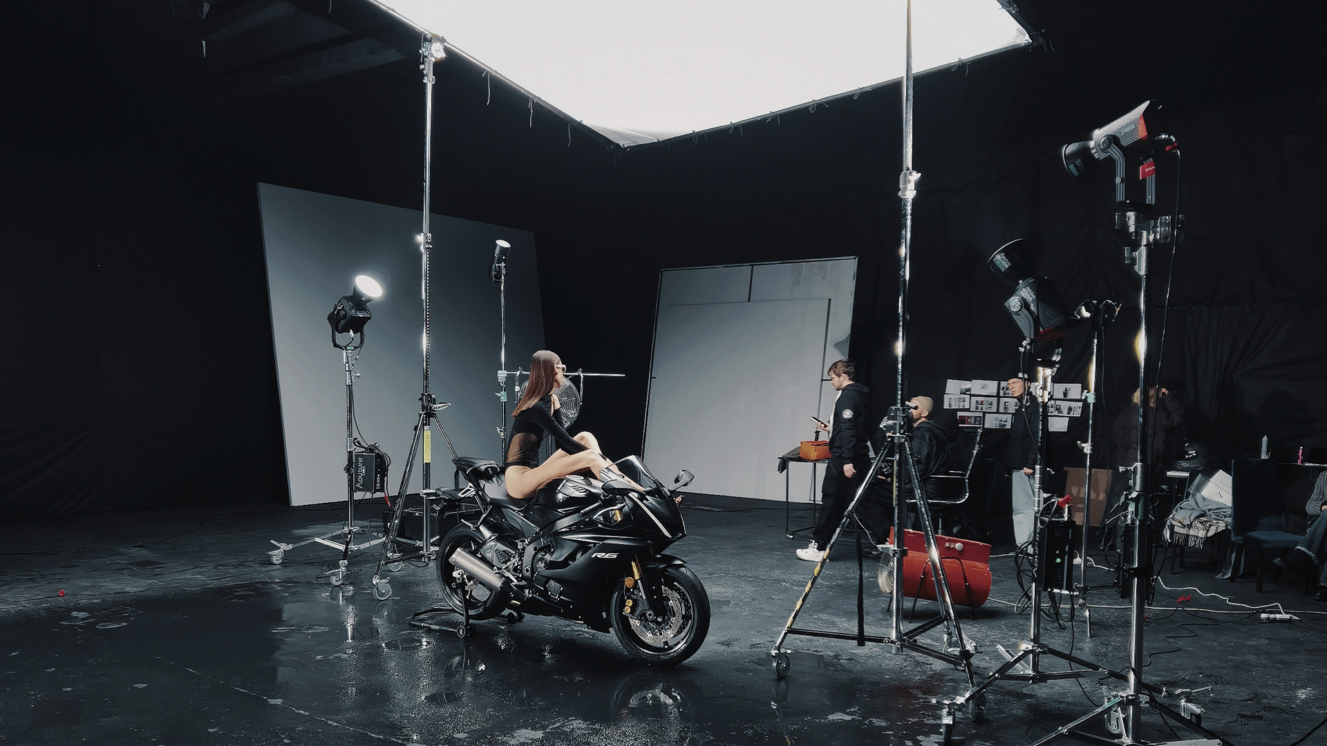 Fashion зйомка бренду Queenfluence у SP Studio: мотоцикл Yamaha R6 у павільйоні