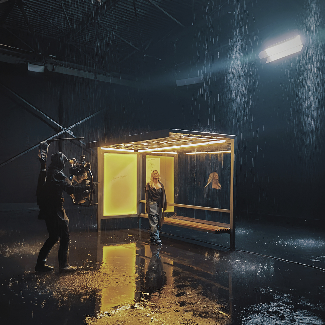 Зйомка зі штучним дощем у павільйоні: автобусна зупинка в STAGE 3 Darkness для кліпу KOLA