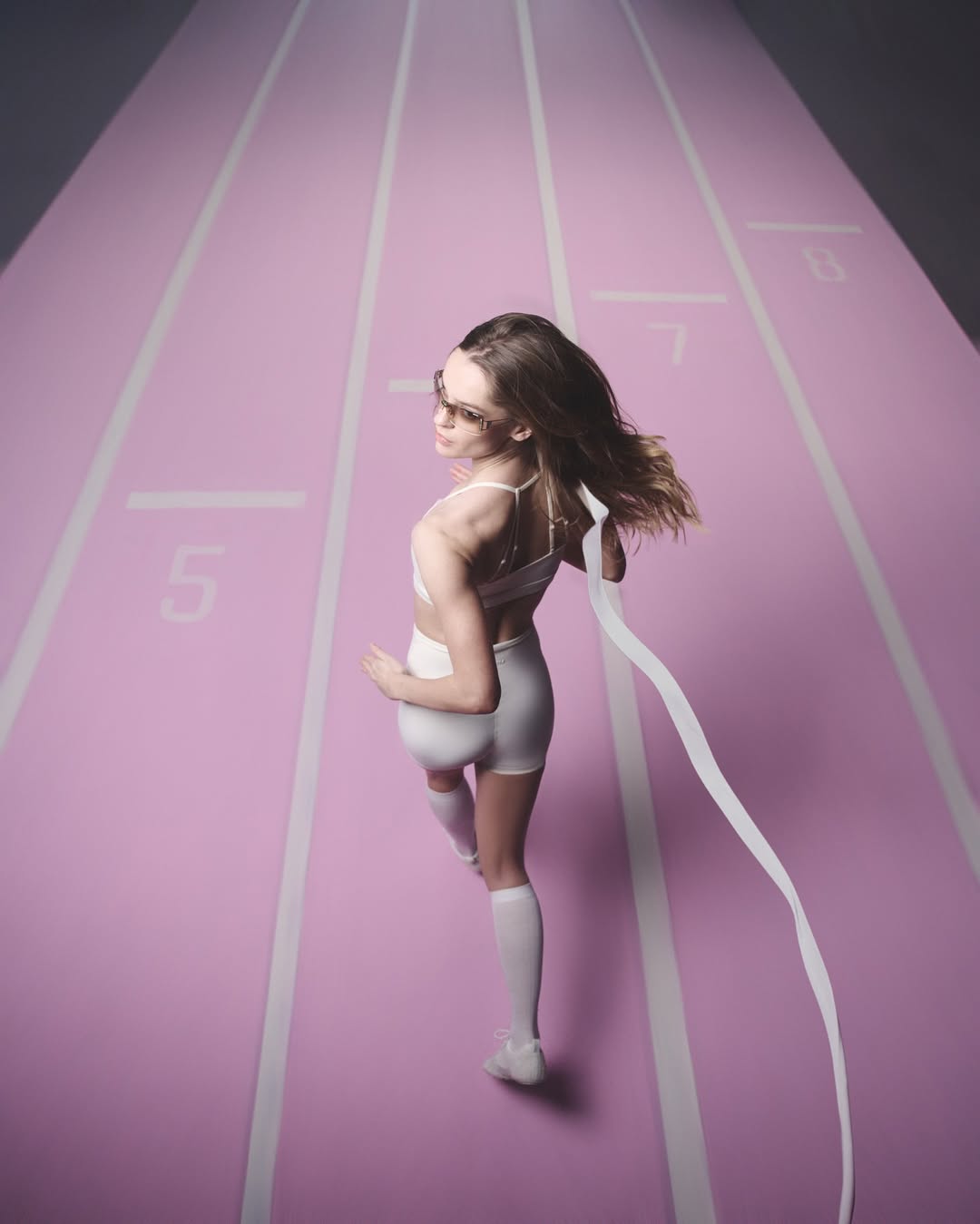 Фото зйомка на рожевому тенісному корті для BetterMe в чорній студії