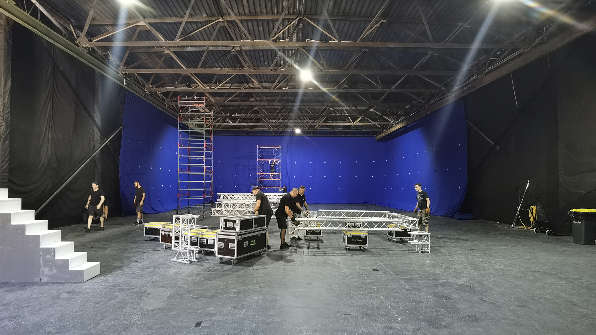 великий знімальний павільйон київ монтаж сценічних конструкцій blue screen