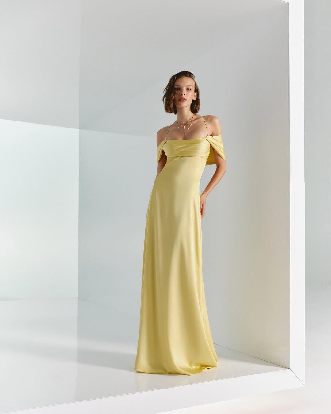 Нюдові та пастельні сукні — фешн‑зйомка на білому фоні