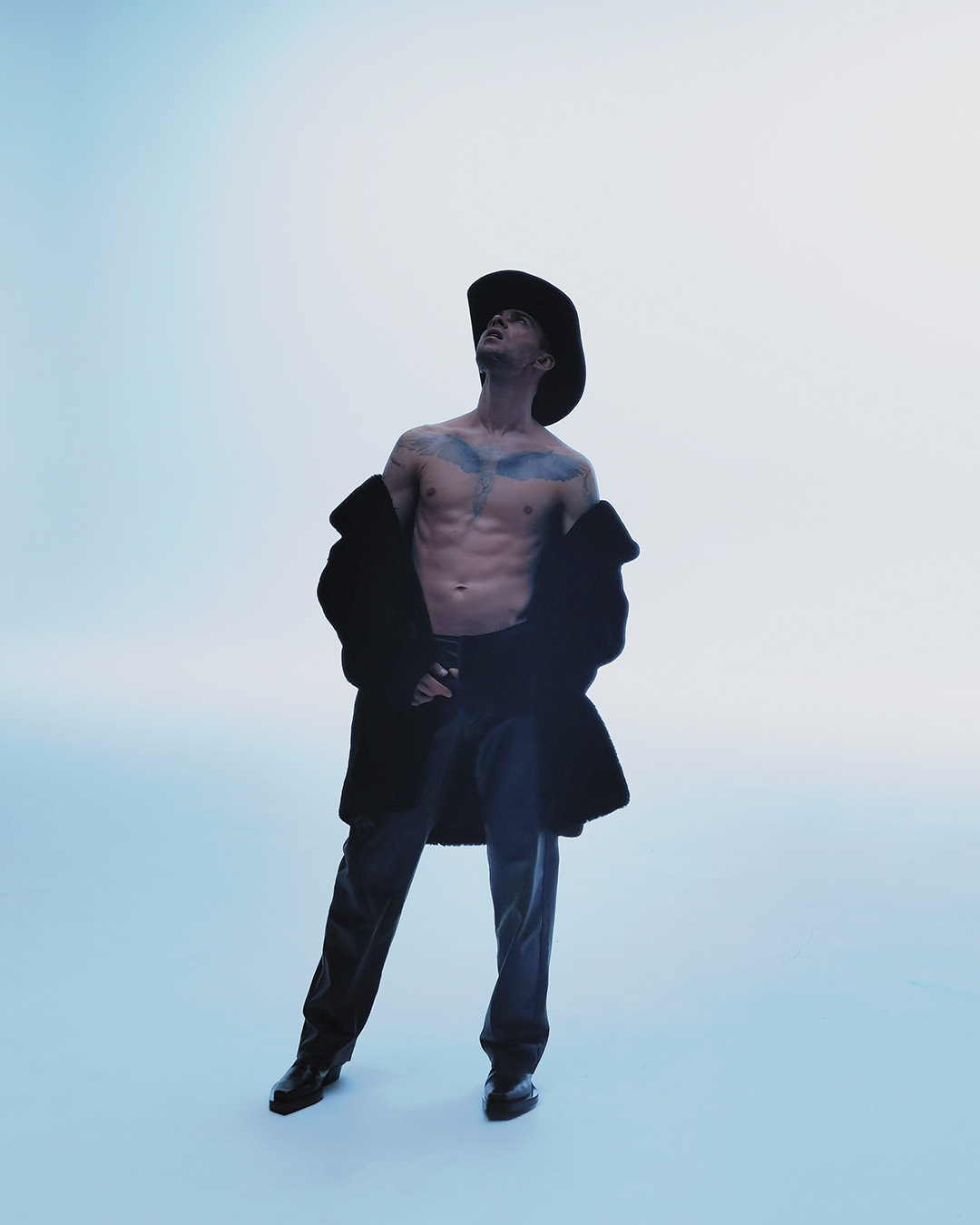 Бекстейдж-про-зйомки-кліпа-Someone-New-Алан-Бадоєв-та-Max-Barskih-зняли-новий-кліп-на-великій-білій-циклорамі-в-SP-Studio