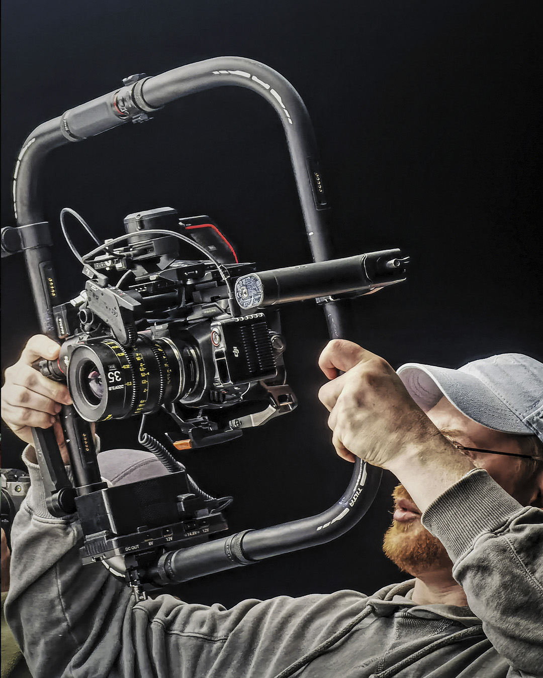 dslav-зйомка-відео-в-студії-TSUM-Kyiv-CISELES-FW25-Slava-Davydov-Fashion-Campaign-чорна-циклорама-оренда