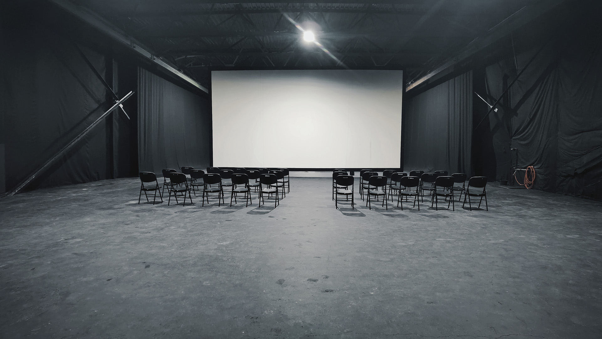 Кіноекран для показів або презентацій Київ