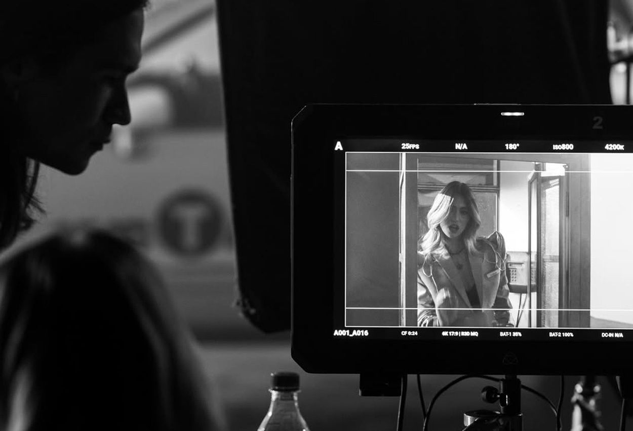 Ulyana-Shuba-новий-кліп-Taxi-зйомка-автомобіля-в-студії-зйомка-з-водою-в-студії