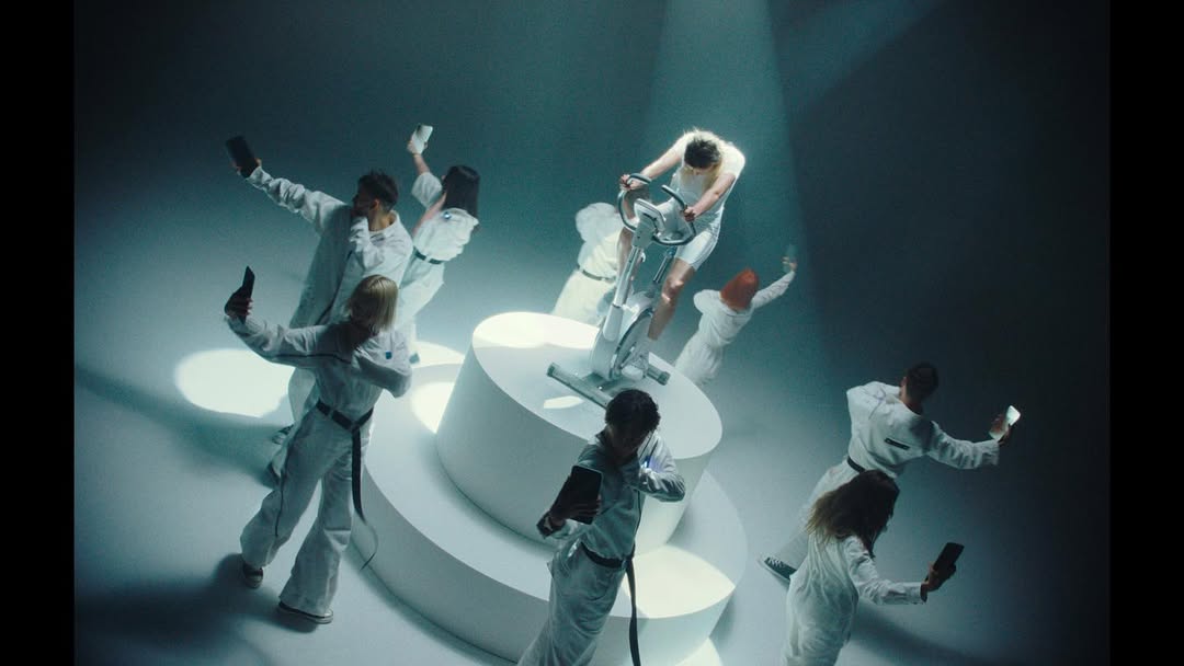 Зйомка кліпу KOLA «Цілуй» на білій циклорамі Stage 3 Darkness