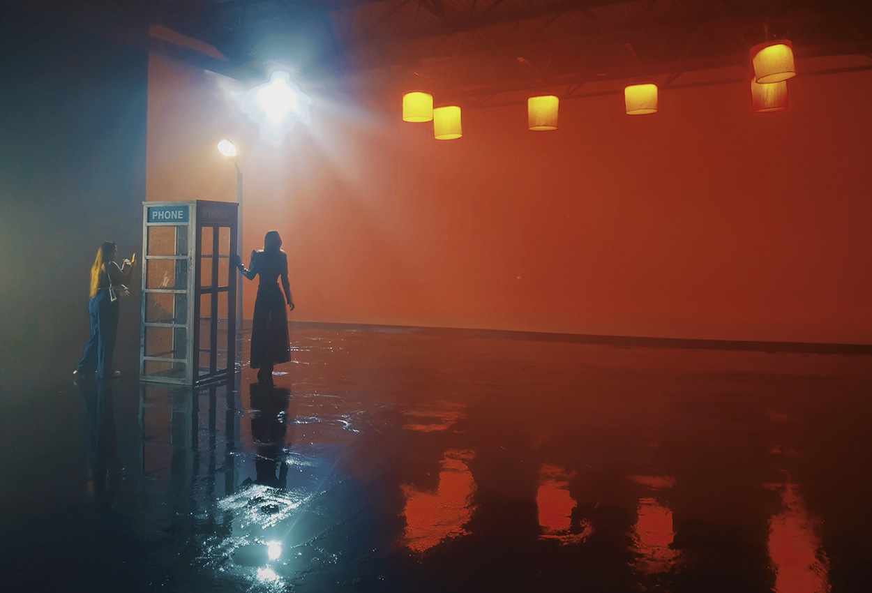 зйомка-кліпу-на-білій-циклорамі-оренда-білої-циклорами-для-зйомок-Київ-Ulyana-Shuba-новий-кліп-з-автомобілем-в-кадрі