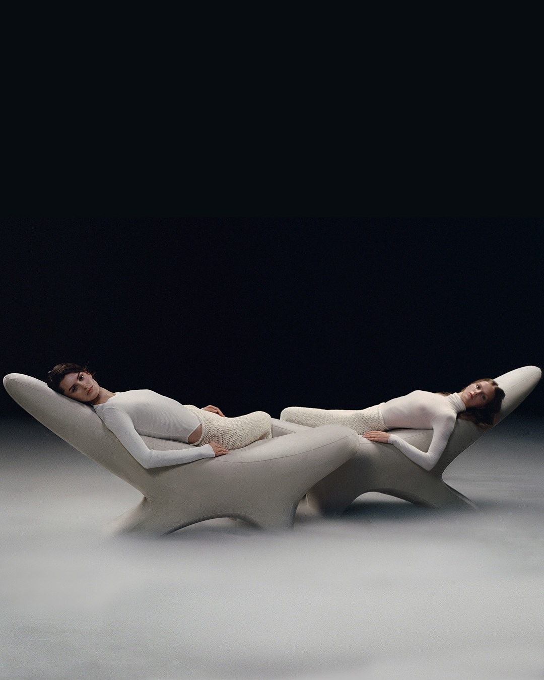 Зйомка-меблів-ZEMNA-предметна-зйомка-в-чорній-студії-важкий-дим-оренда-чорної-циклорами-Київ