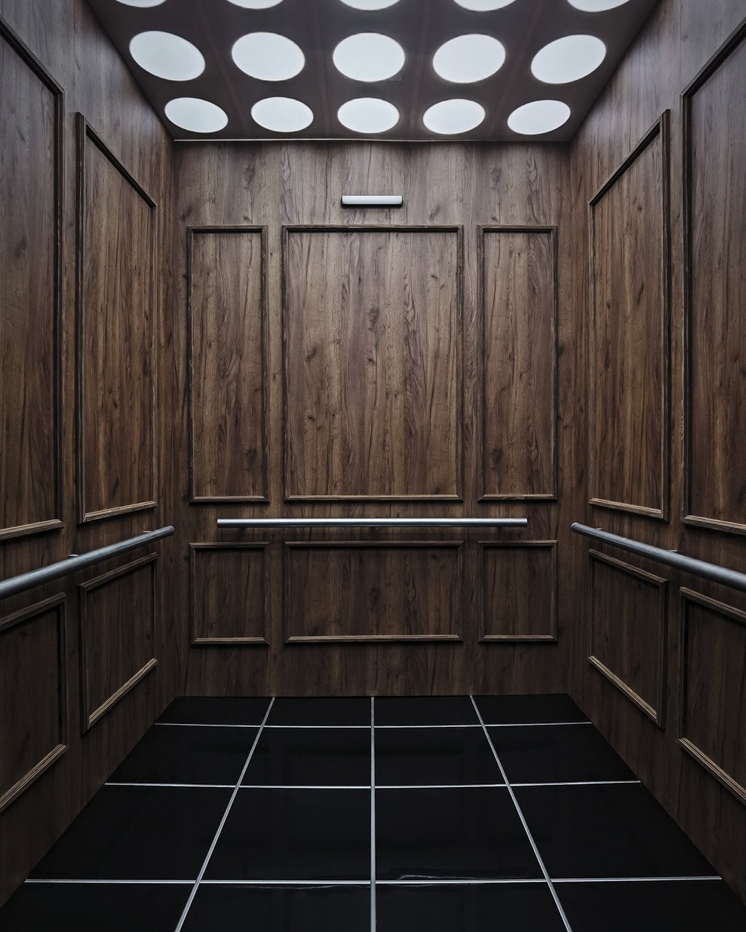 Зйомка в ліфті | оренда декорацій для зйомок кіно та реклами