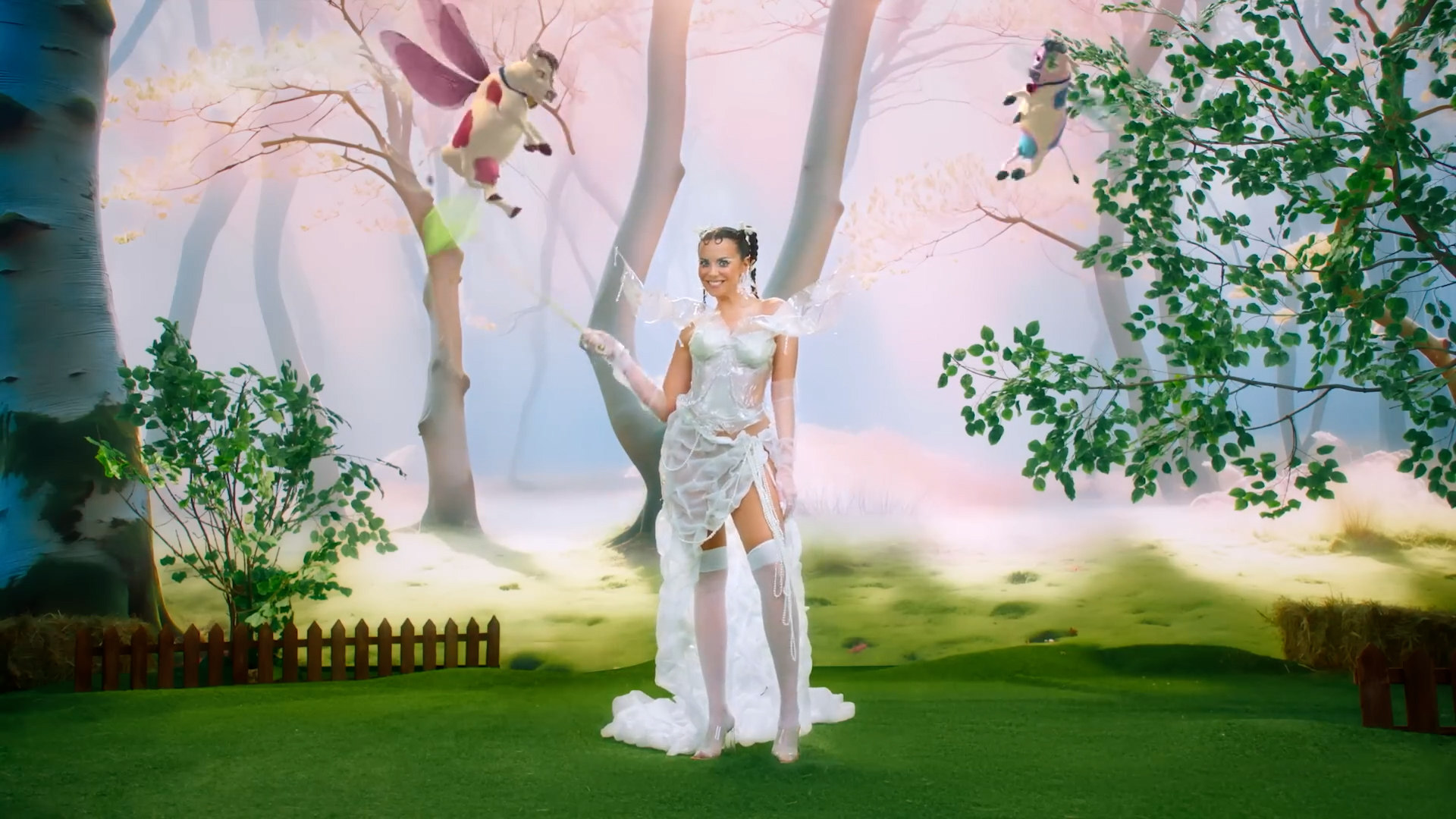 Зйомки кліпу NK MOLOKO у SP Studio: декорації з молоком та квітами