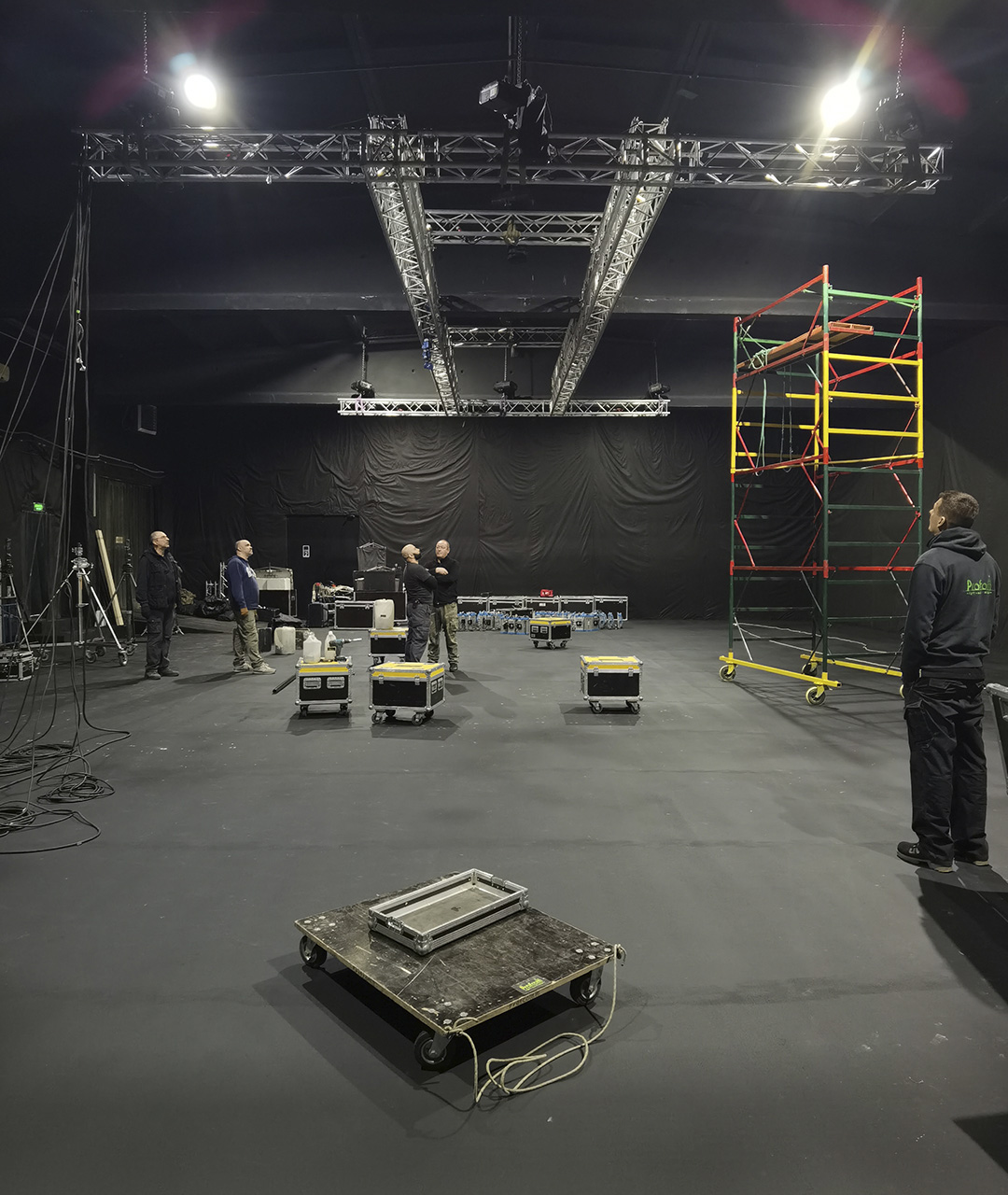 Монтаж і налаштування підвісної ферми з м'яким боксом у STAGE 1 Black | Оренда павільйону для кіновиробництва