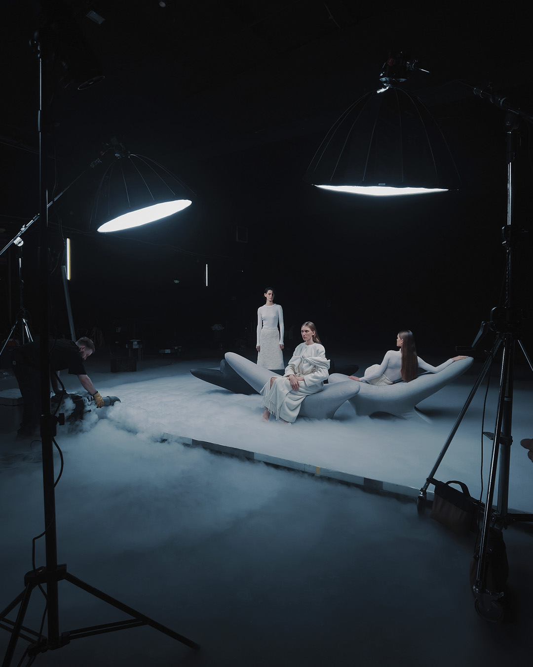 Важкий-дим-для-зйомок-в-студії-на-чорній-циклорамі-Київ-зйомка-з-водою-оренда-студії