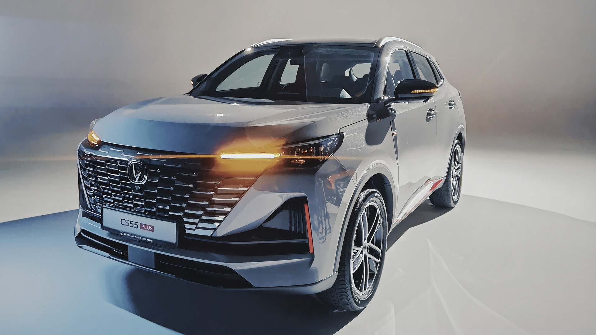 зйомка одразу двох кросоверів Changan у павільйоні