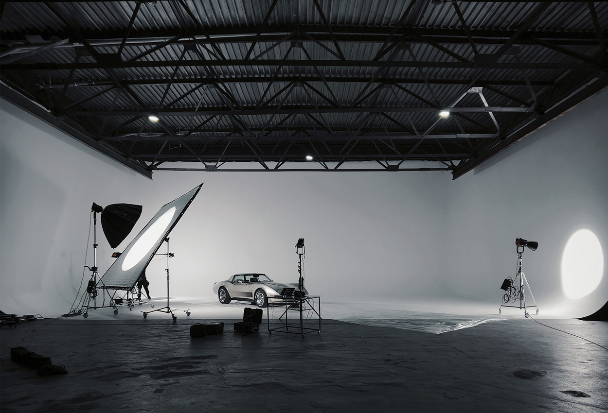фото-зйомка-студія-з-білою-циклорамою-для-автомобіля-студія-для-зйомки-авто-Chevrolet-Corvette-Shooting-Vintage-Car-біла циклорам-Київ-оренда
