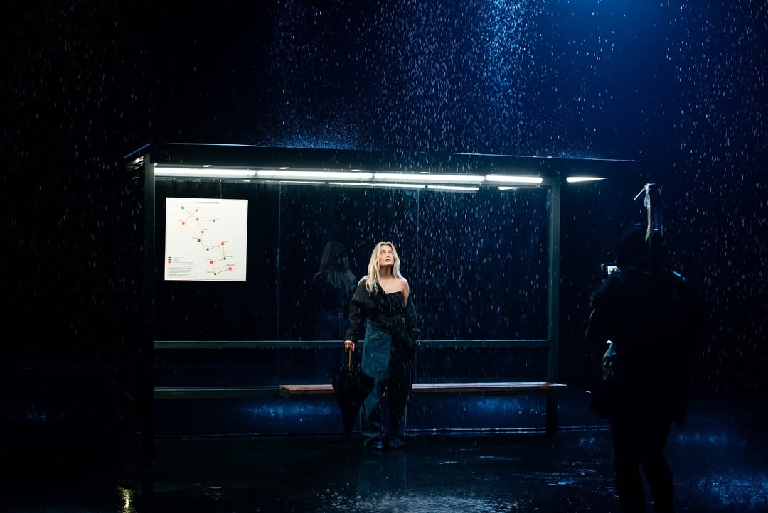 Штучний дощ у павільйоні Київ | Оренда студії з дощем | Зйомка з водою в студії | Теплий дощ для зйомок | Павільйон з басейном та системою зливу