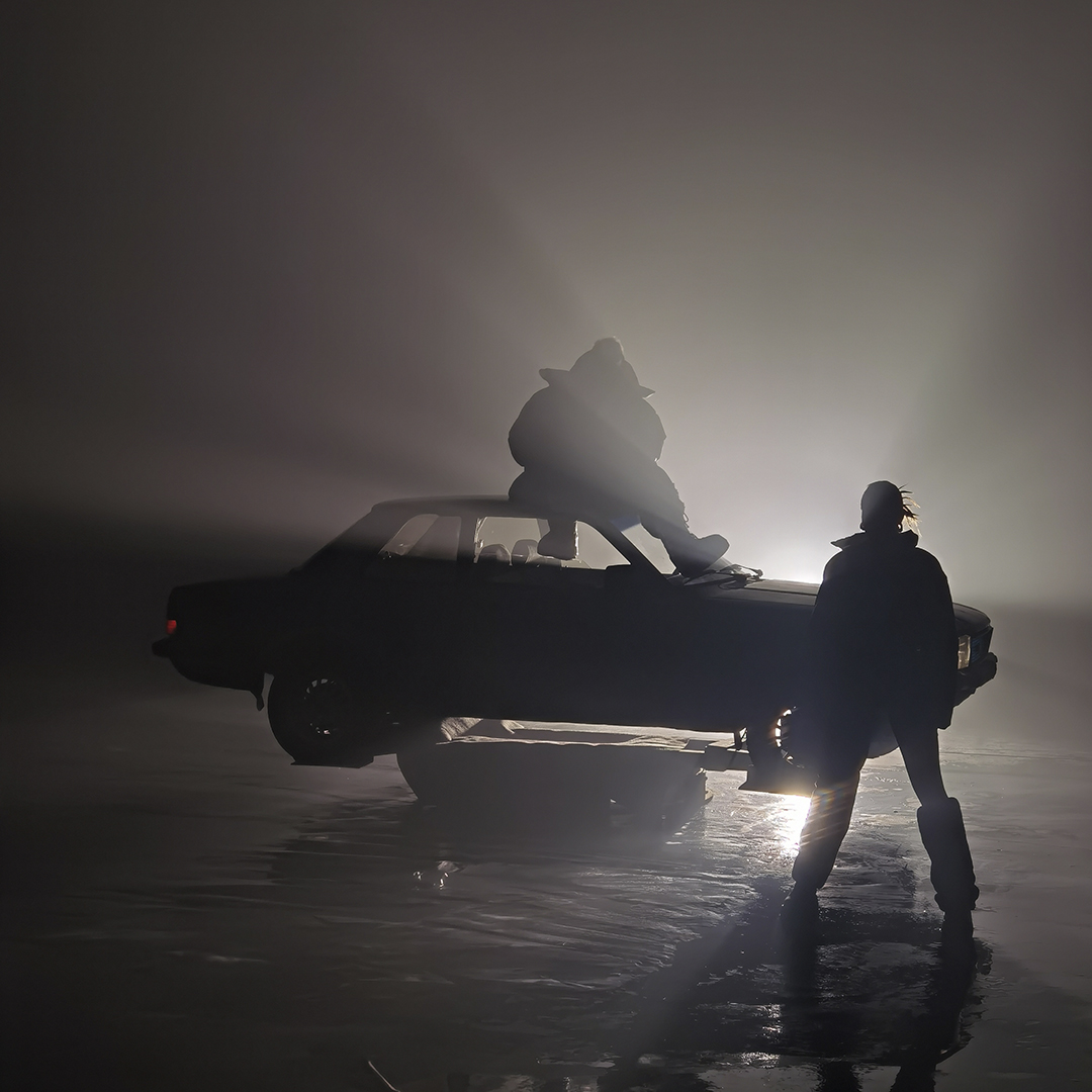 Зйомка вінтажного авто в павільйоні для відеопродакшну: деталізація та світлові акценти