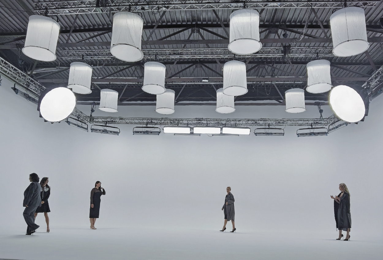 професійне-світло-ARRI-SkyPanel-для-Fashion-зйомки-біла-циклорама-фото-студія-оренда-Київ