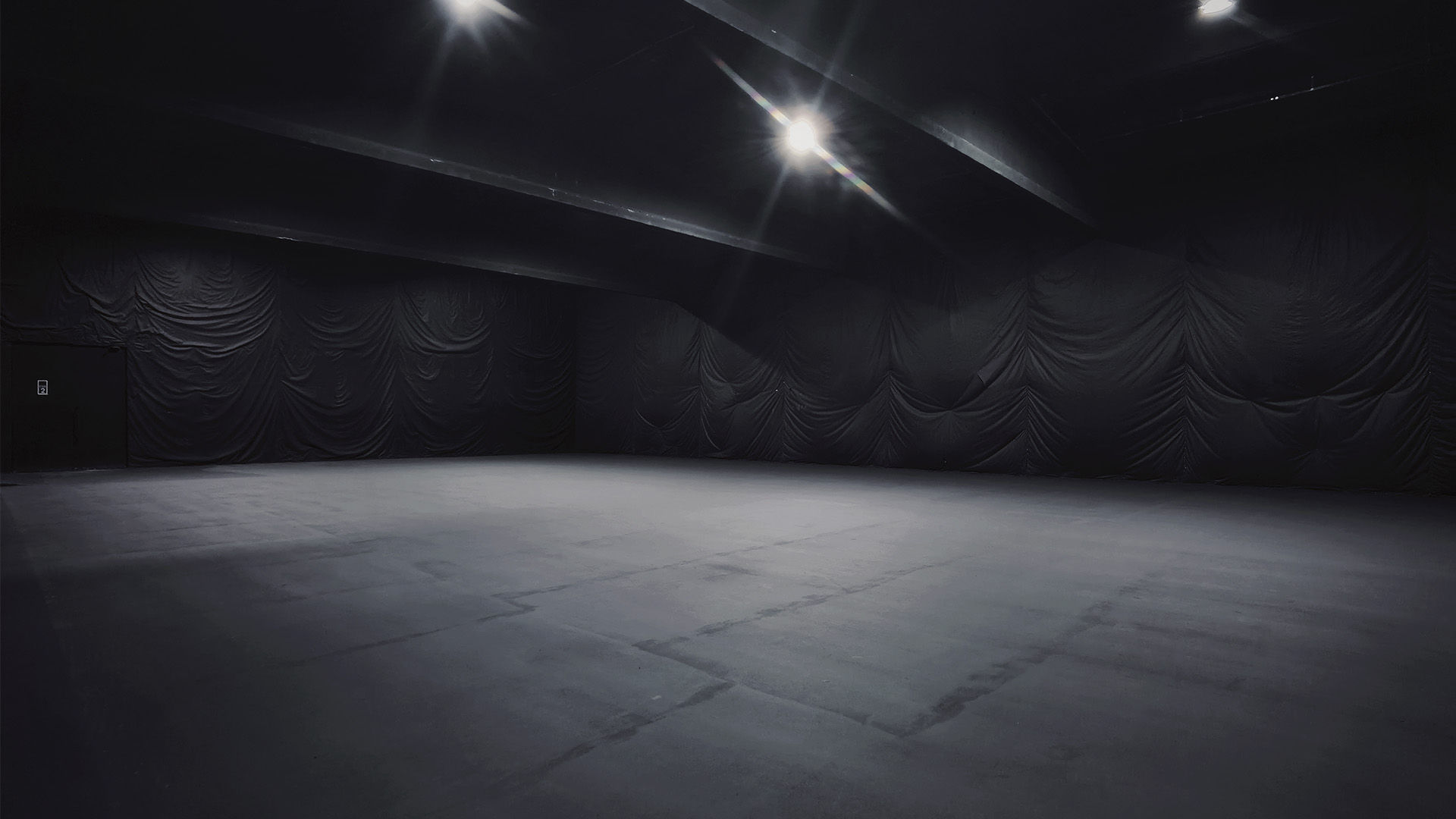 Чорний павільйон для зйомок | Оренда павільйону для зйомок | Чорний павільйон Київ | Оренда павільйону для зйомок | Чорний кабінет | Знімальний павільйон оренда |